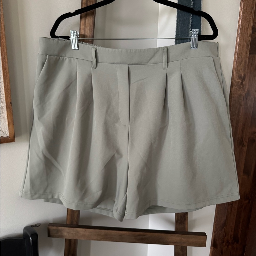 32 Degrees Sage Green Pull On Pleated Shorts Women’s XXL Pockets